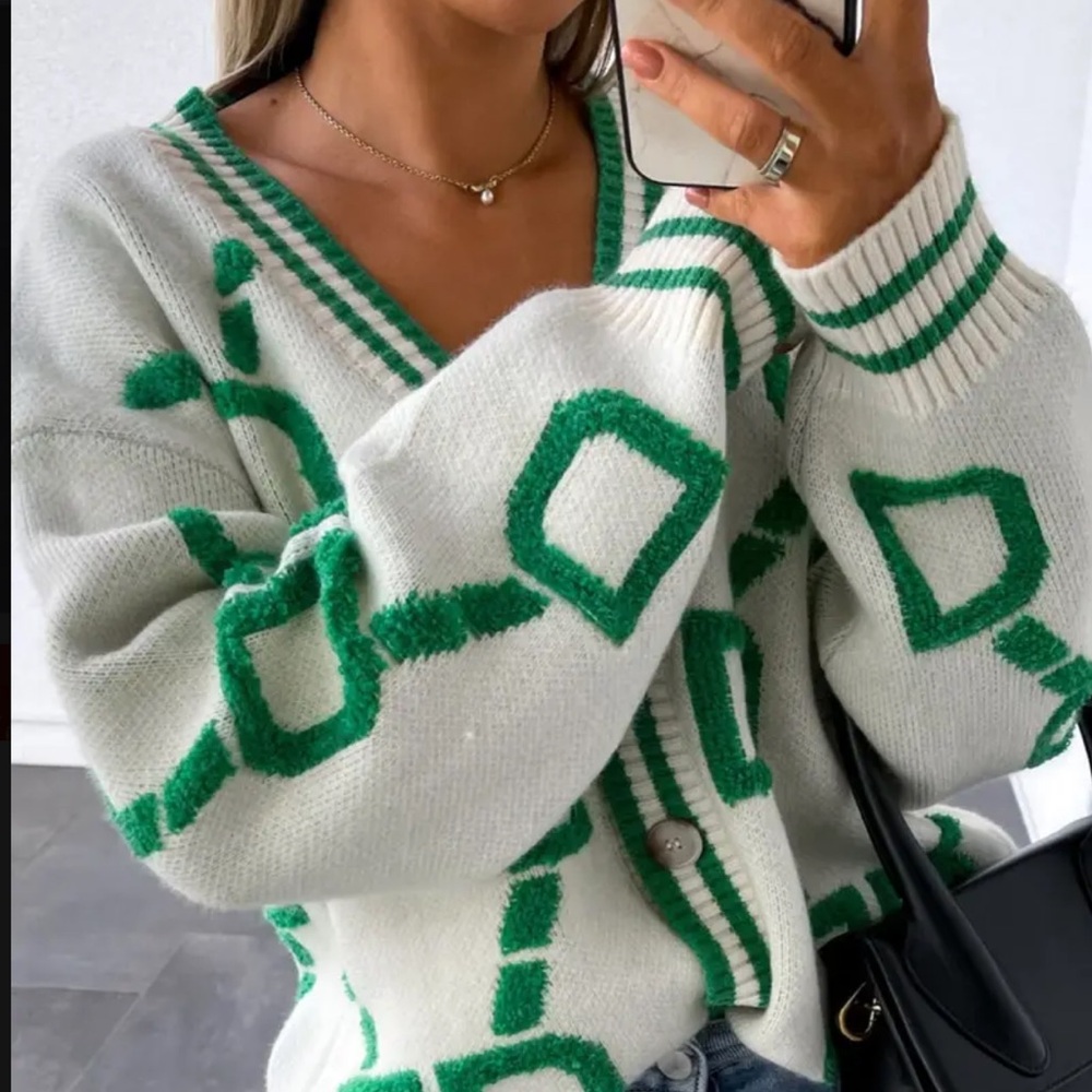 Chic Womens Boyfriend High Contrast Knit Cardigan - V-Neck Button Up Sweater